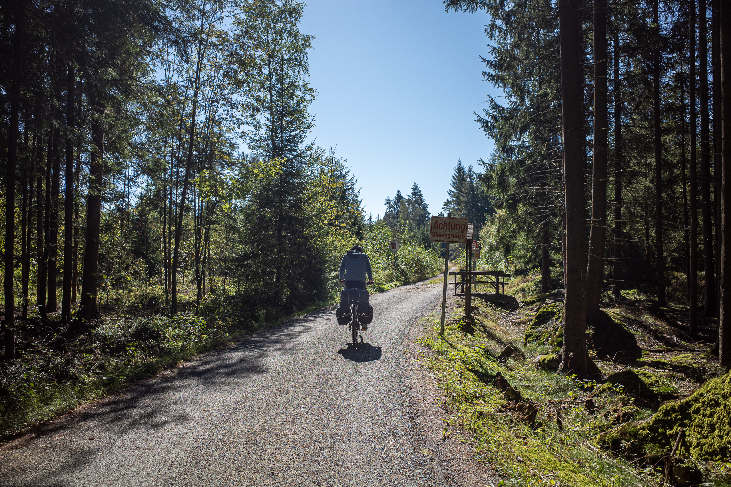 Schon wieder ein Grenzschild am Waldweg: Achtung Staatsgrenze